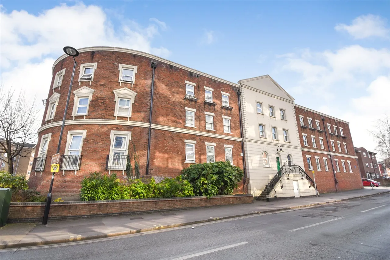 1 bed flat for sale — Birchett Road, Aldershot, Hampshire, GU11 1LW