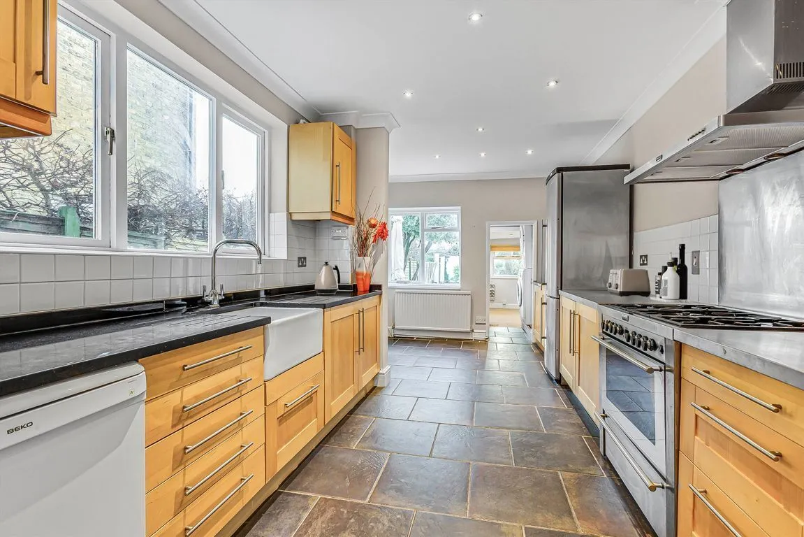 Pemberton Road, KT8, photo 3