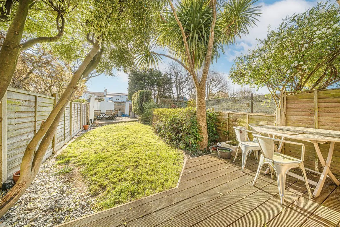 Pemberton Road, KT8, photo 10