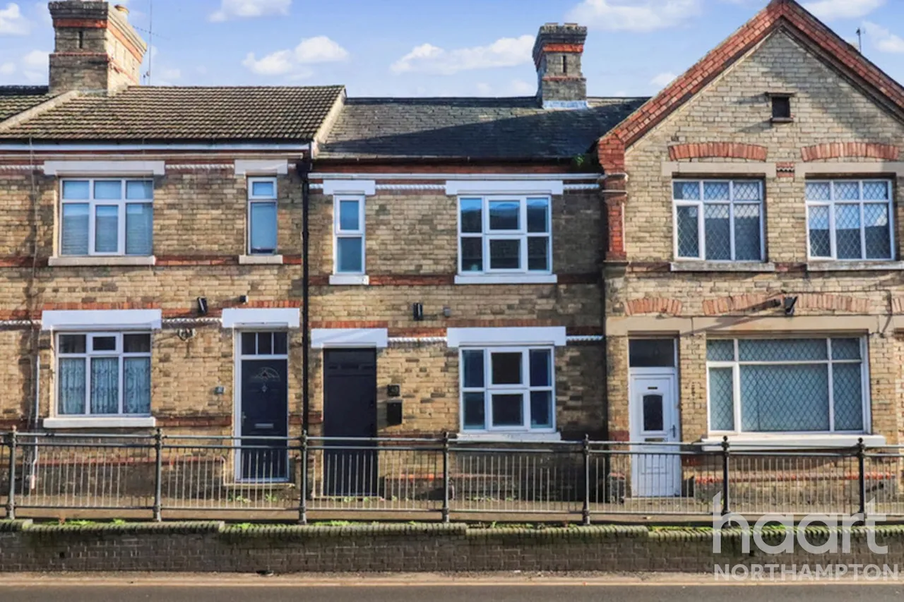 3 bed house for sale, High Street, Higham Ferrers, NN10