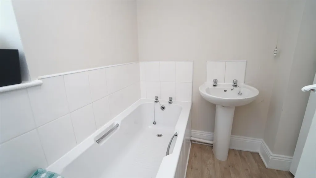 Victoria Road, Eccleshill, photo 9