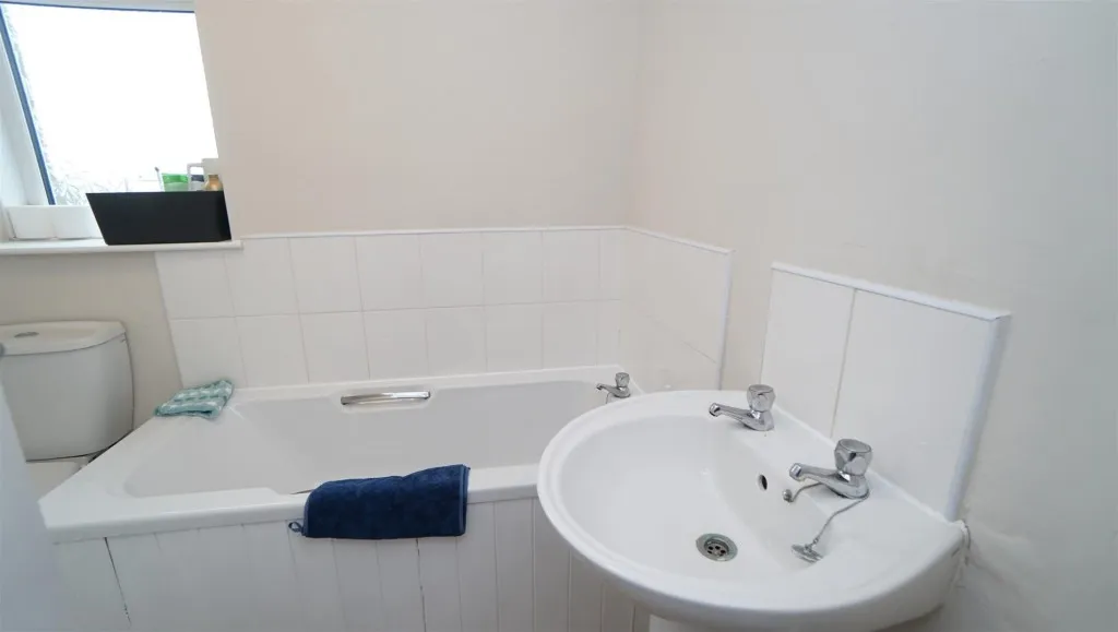Victoria Road, Eccleshill, photo 10