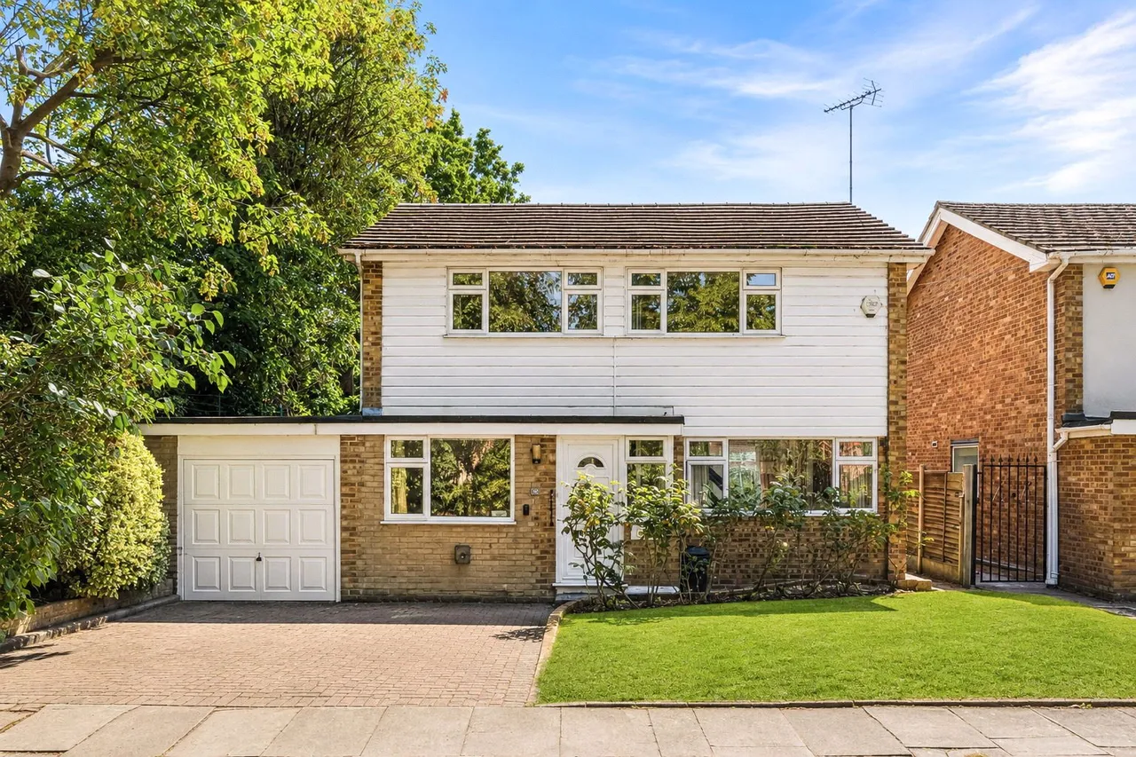 3 bed house for sale — Wensleydale Gardens, Hampton, TW12 2LU