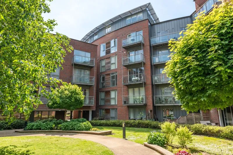 2 bed flat to rent — The Heart, Walton-On-Thames KT12 1GB