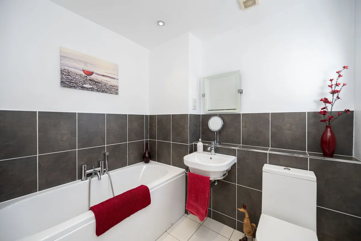 Crawley, RH10, photo 19