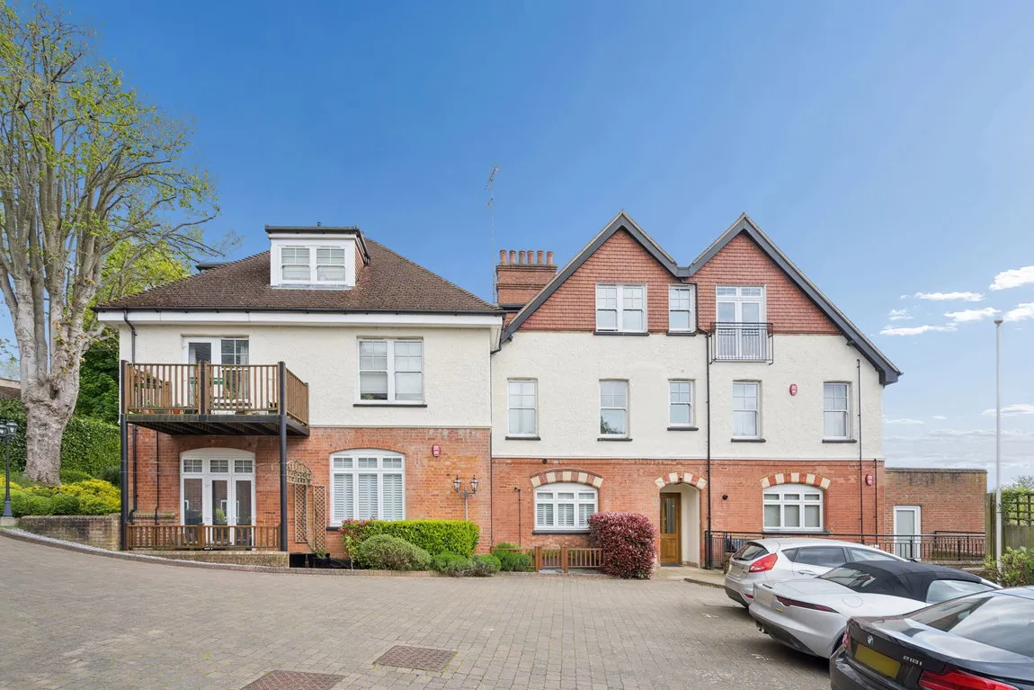 2 bed flat for sale, Betjeman Gardens, Chorleywood, WD3