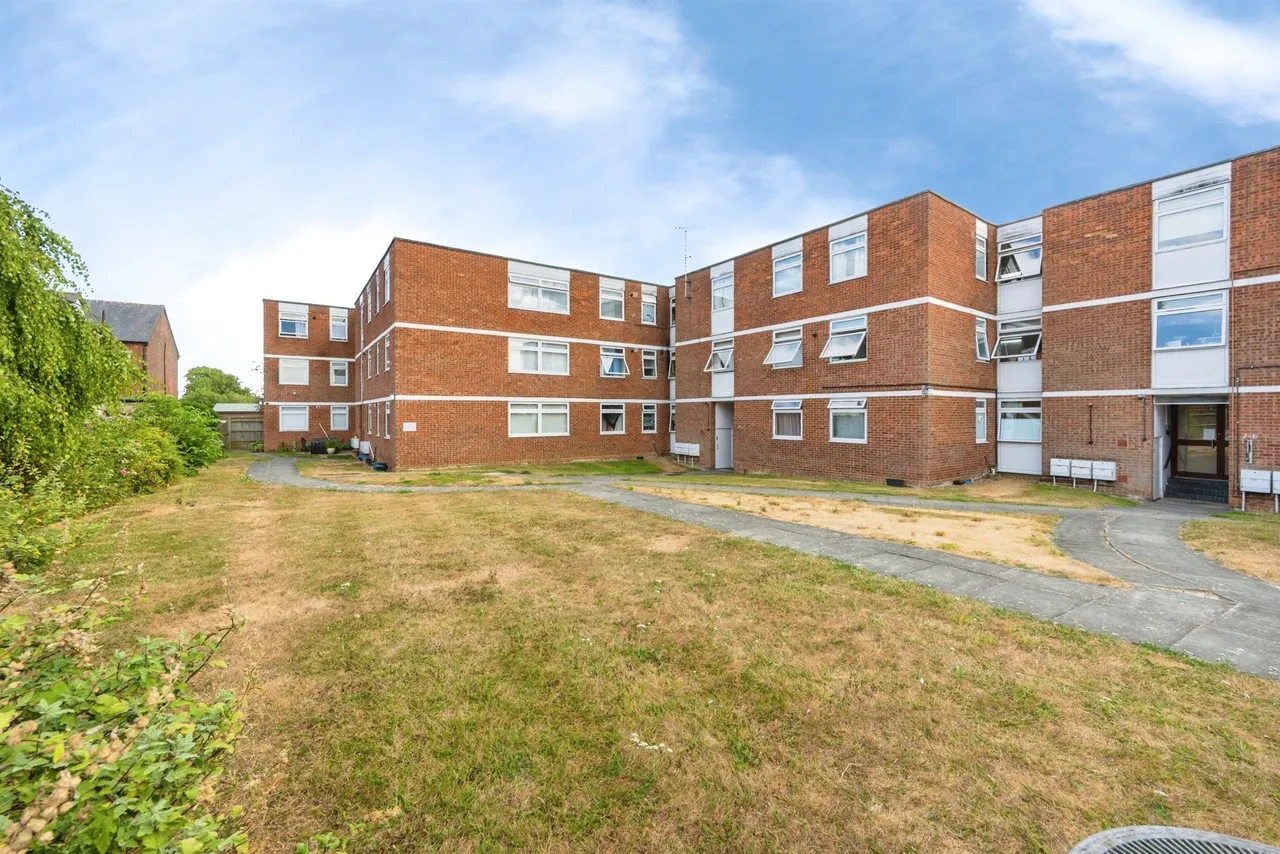 2 bed flat for sale — Ridgeway Court, Aylesbury