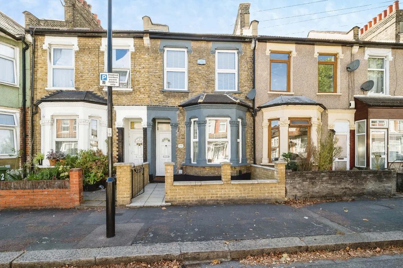 3 bed house for sale — Dersingham Avenue, Manor Park, London, E12