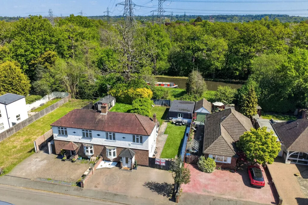 Common Lane, New Haw KT15 3LL, photo 4