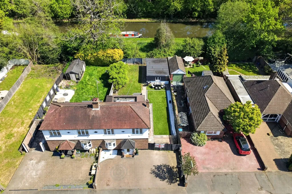 Common Lane, New Haw KT15 3LL, photo 26