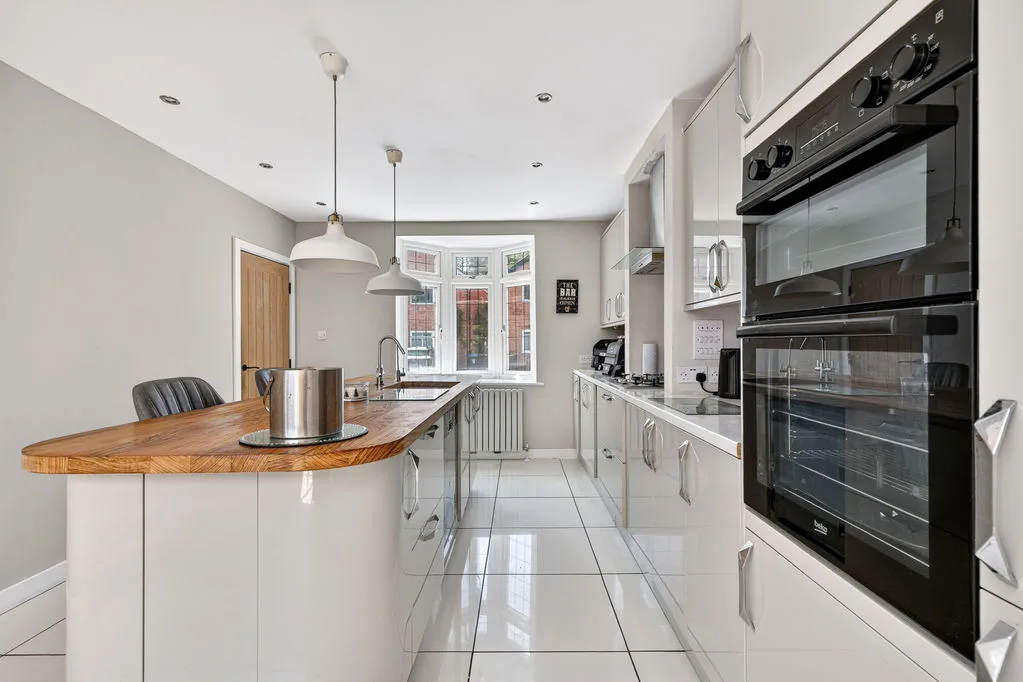 Common Lane, New Haw KT15 3LL, photo 8
