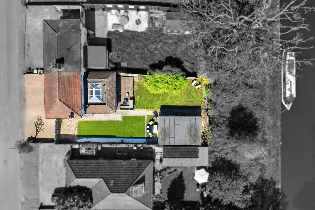 Common Lane, New Haw KT15 3LL, photo 27