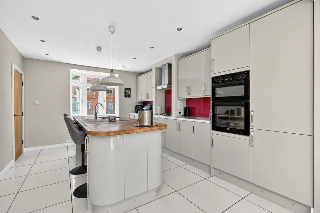 Common Lane, New Haw KT15 3LL, photo 5