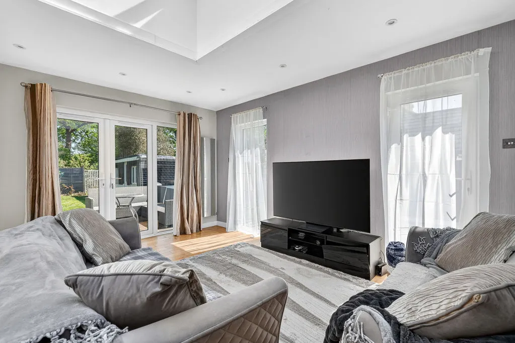 Common Lane, New Haw KT15 3LL, photo 6