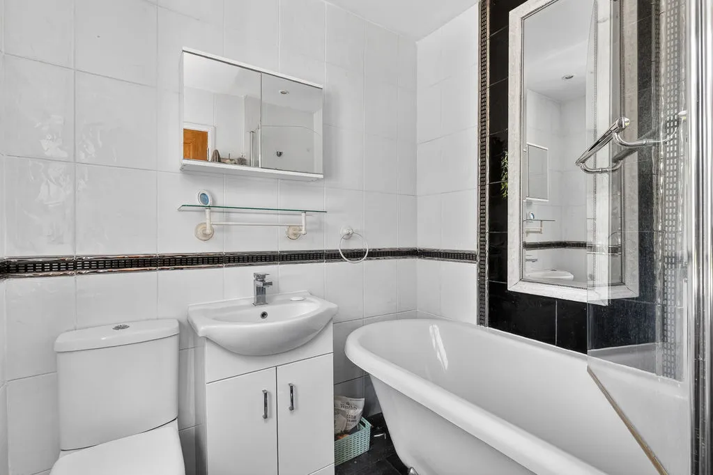 Common Lane, New Haw KT15 3LL, photo 18