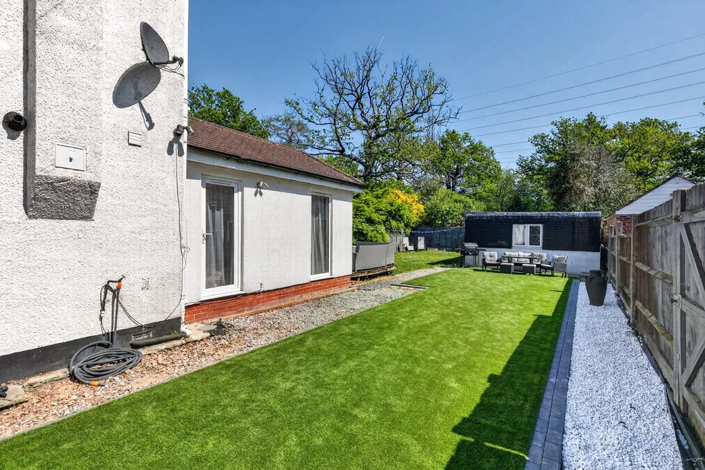 Common Lane, New Haw KT15 3LL, photo 20