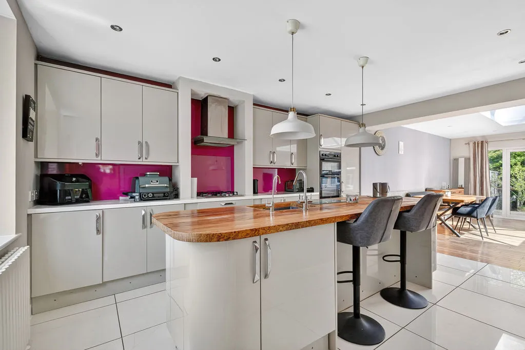 Common Lane, New Haw KT15 3LL, photo 2