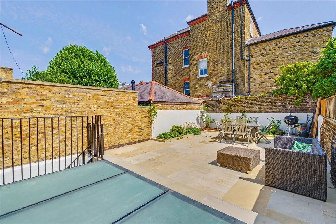 Aspley Road, London, SW18, photo 2