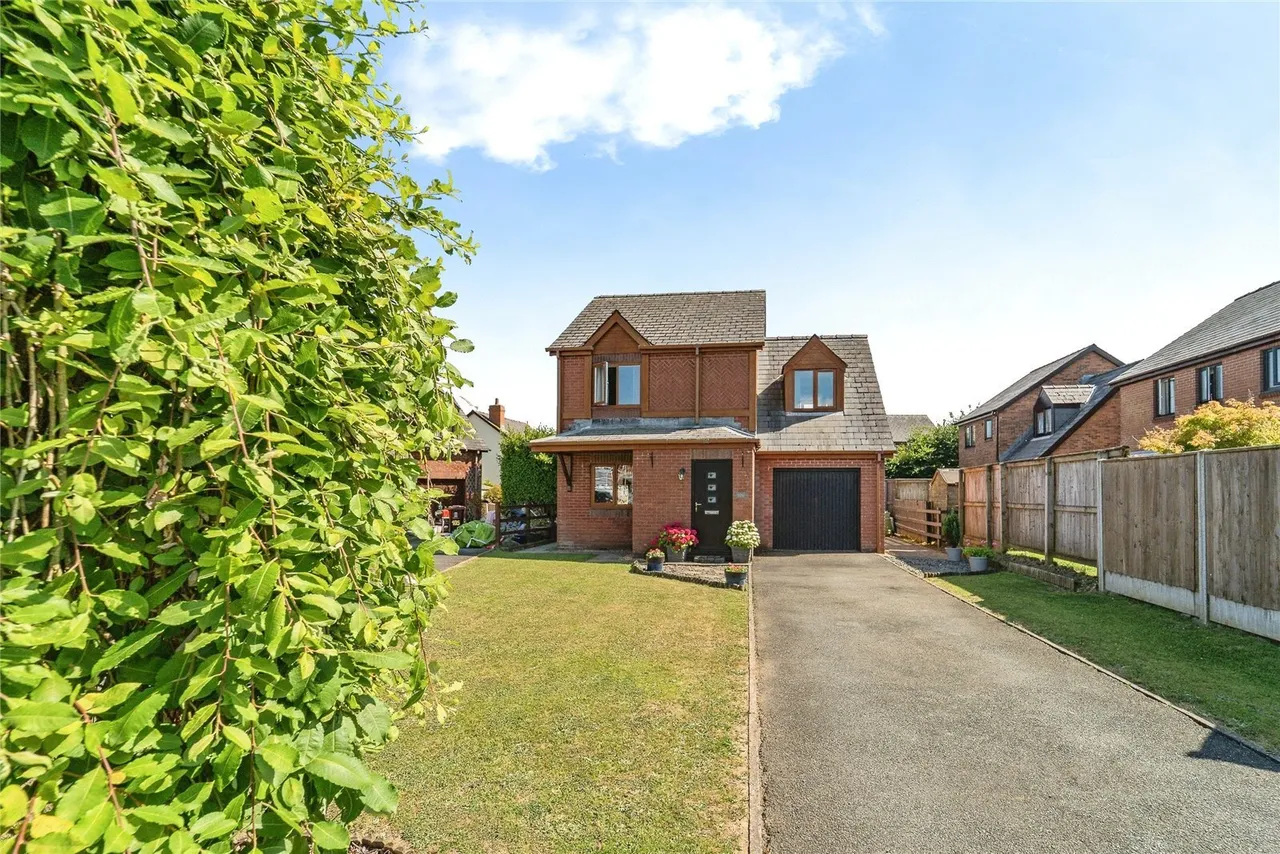 Tudor Gardens, Merlins Bridge, SA61, photo 2