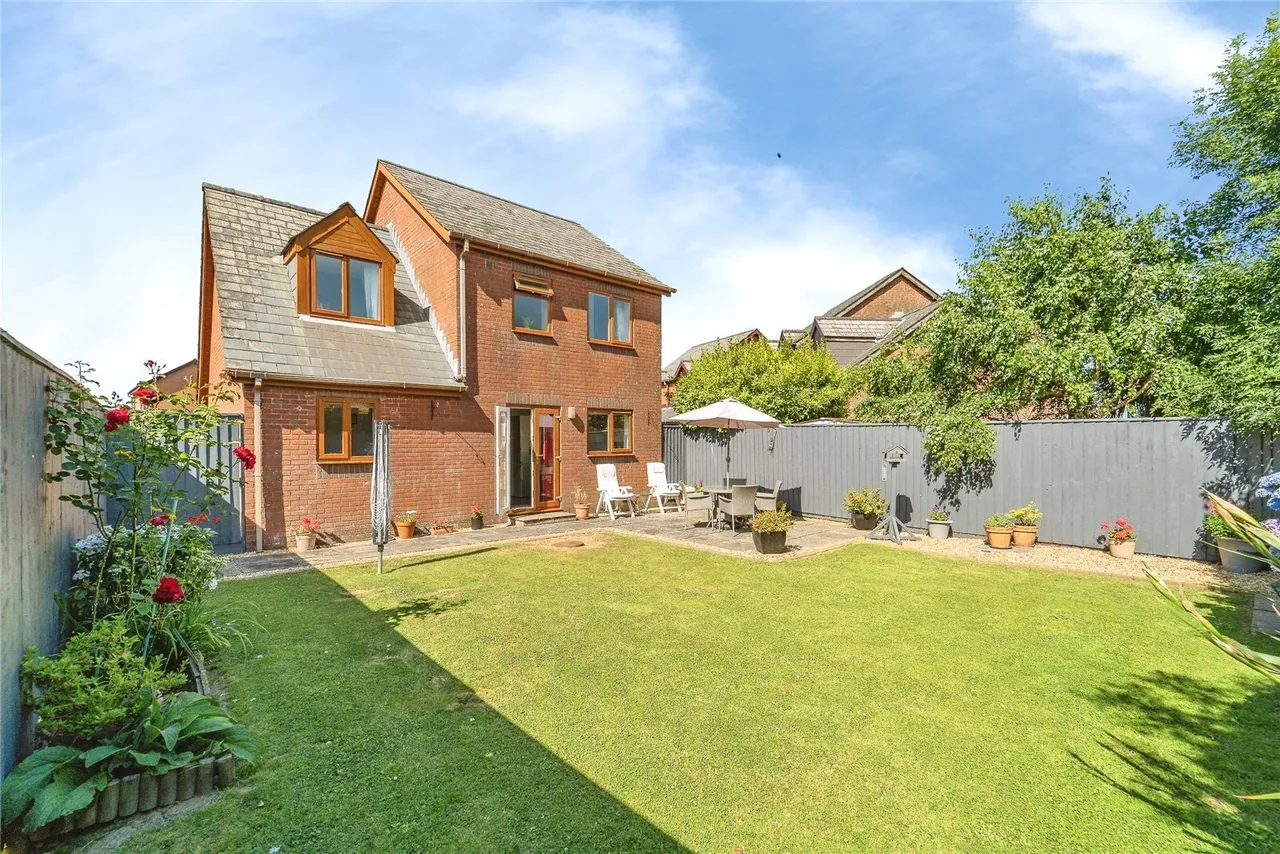 Tudor Gardens, Merlins Bridge, SA61, photo 18
