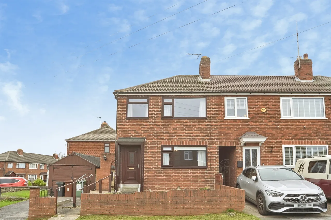 3 bed house for sale — Westfield Oval, Yeadon, Leeds