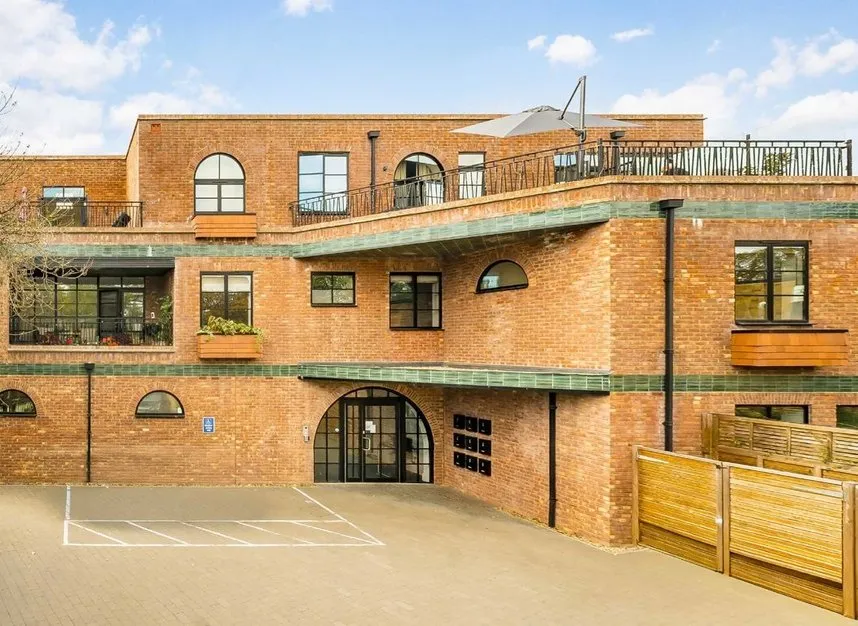 2 bed flat for sale, St. James's Road, Hampton, TW12