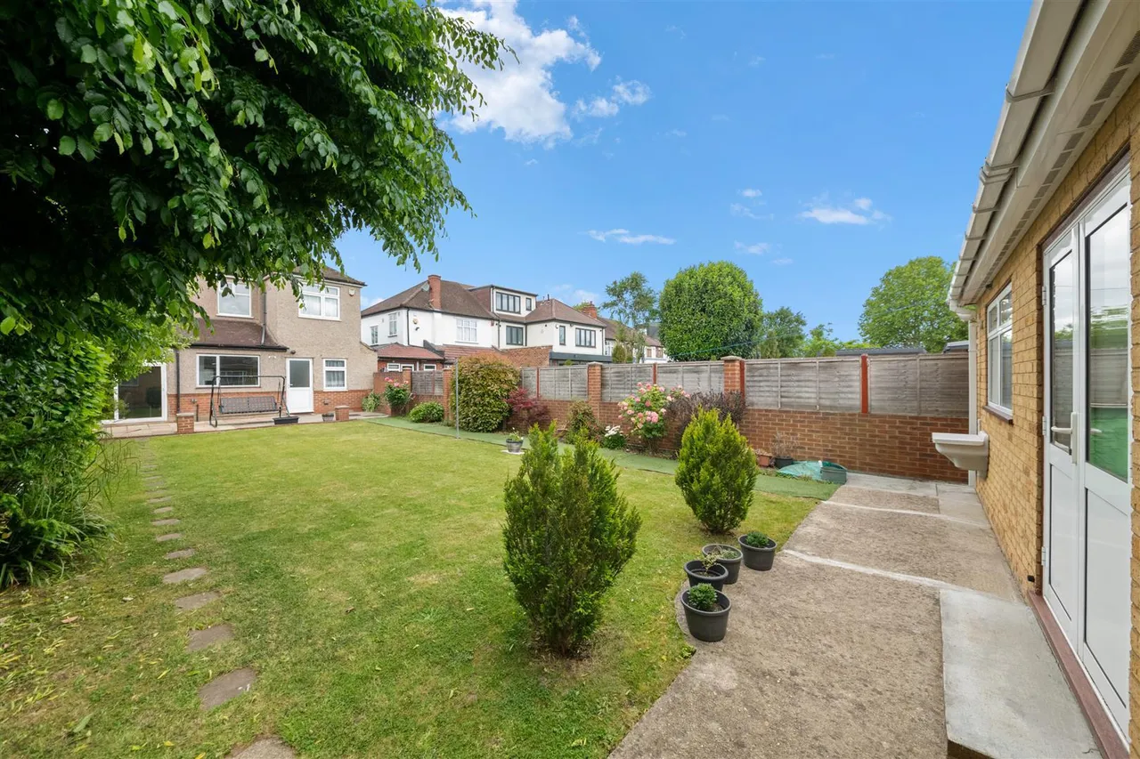 Manston Avenue, Norwood Green, photo 19
