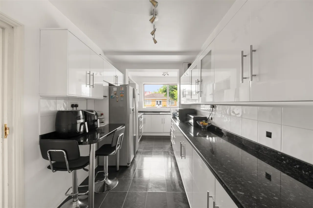 Manston Avenue, Norwood Green, photo 3