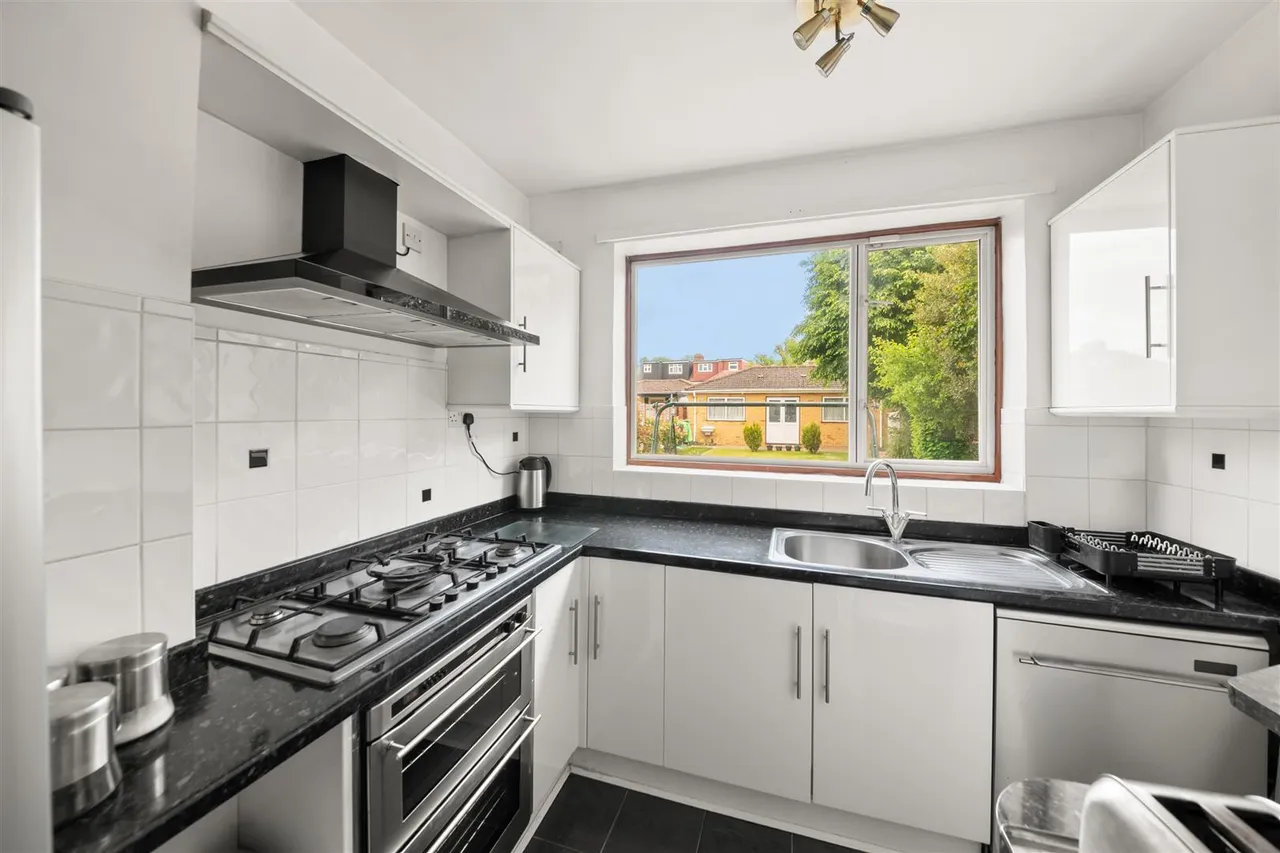 Manston Avenue, Norwood Green, photo 4