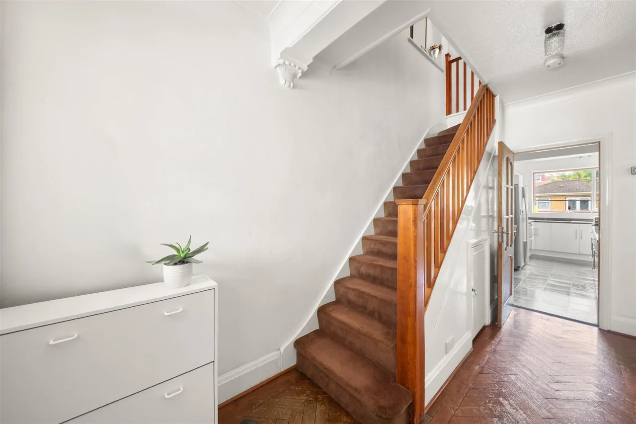 Manston Avenue, Norwood Green, photo 10