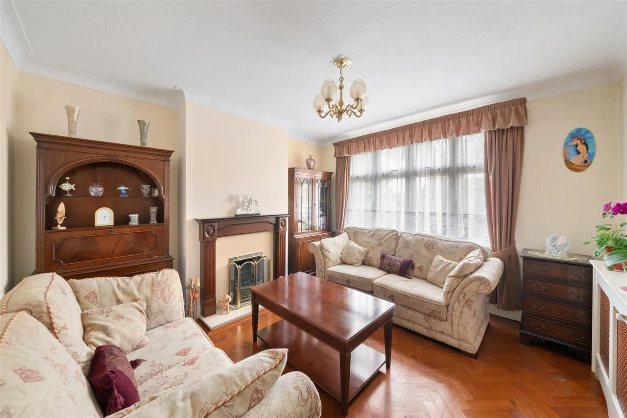 Manston Avenue, Norwood Green, photo 6
