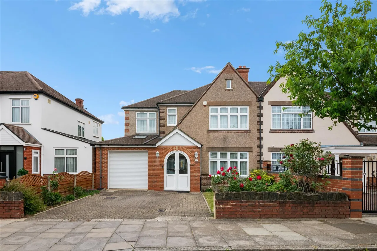 Manston Avenue, Norwood Green, photo 21