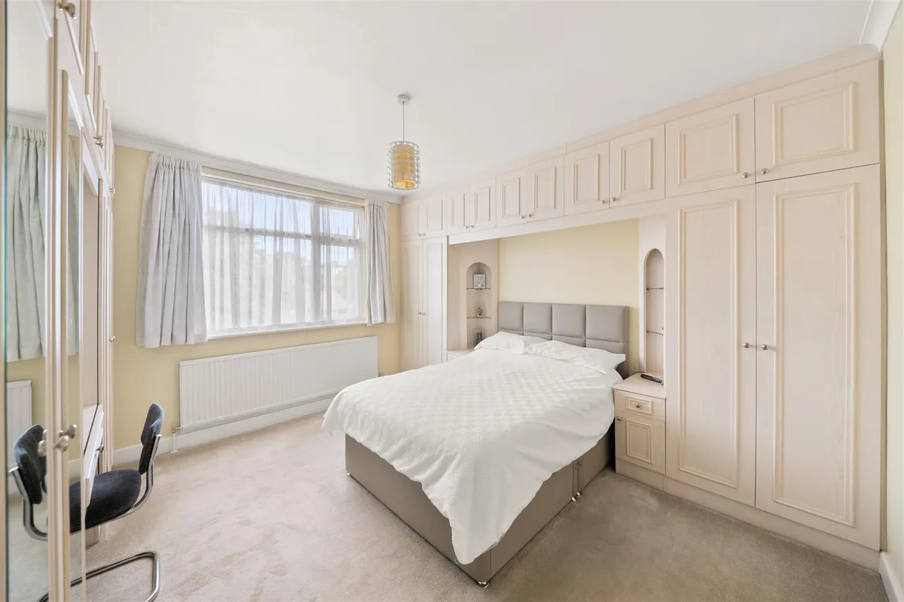 Manston Avenue, Norwood Green, photo 11