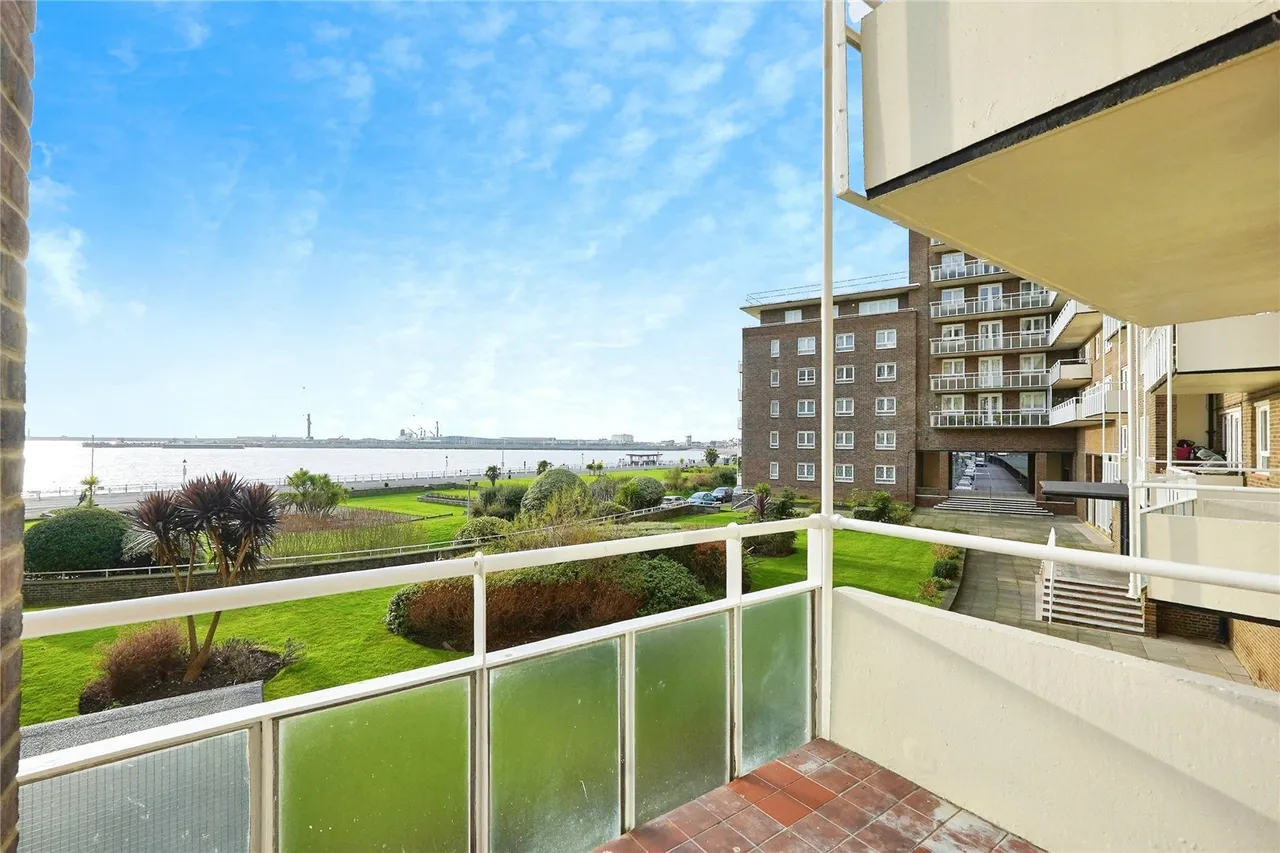 3 bed flat for sale — The Gateway, Dover, Kent, CT16