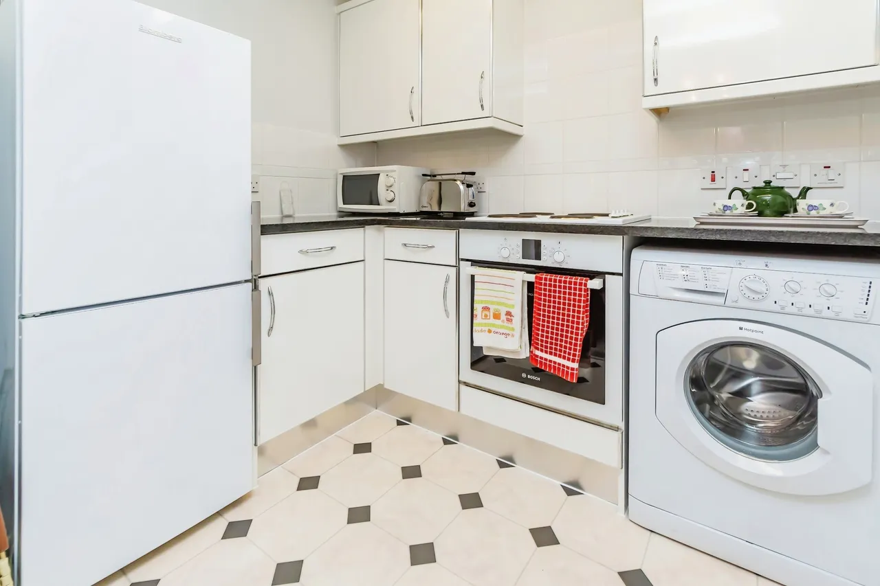 Dene Court, 40 Stafford Road, Caterham, Surrey, CR3, photo 5