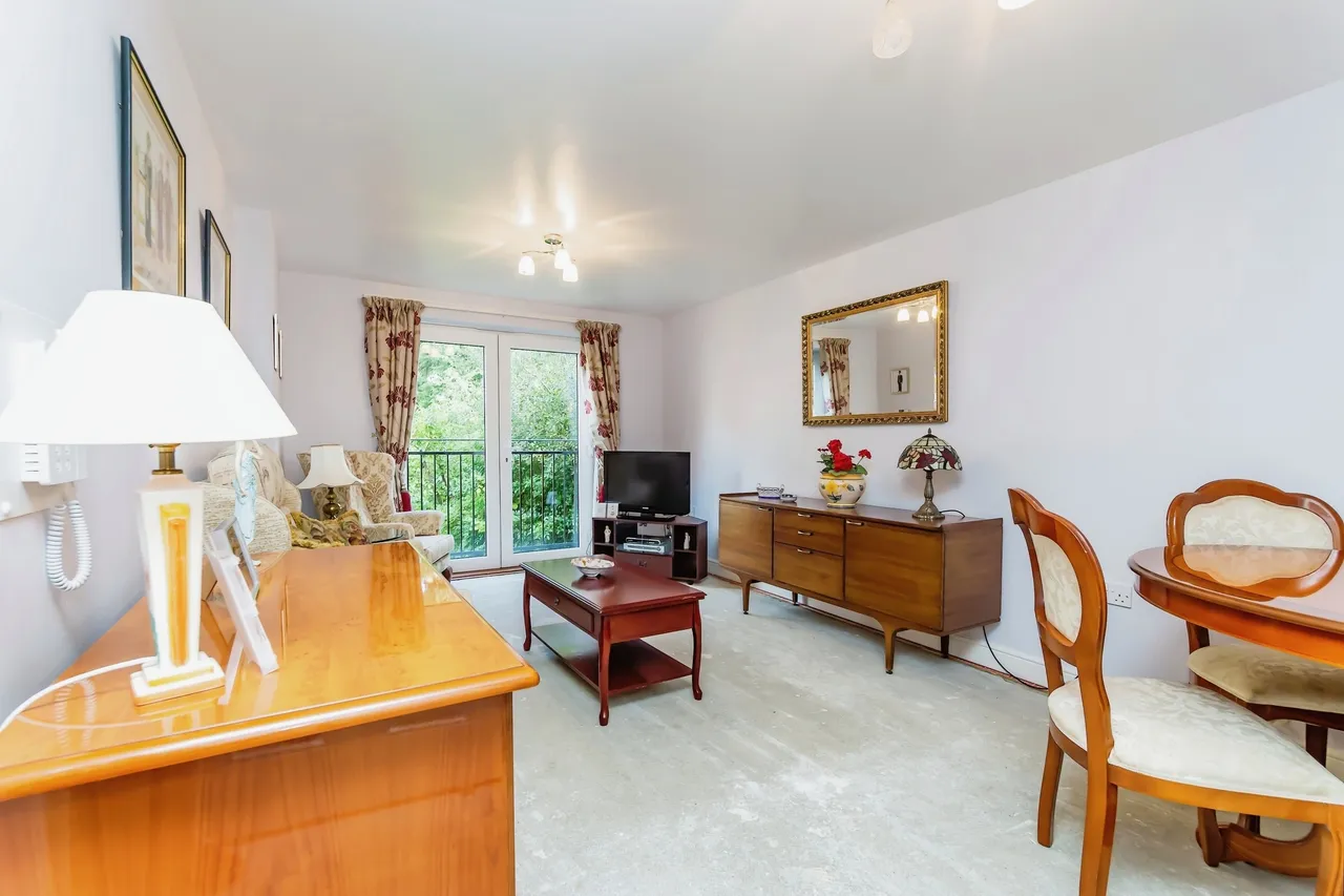 2 bed flat for sale — Dene Court, 40 Stafford Road, Caterham, Surrey, CR3