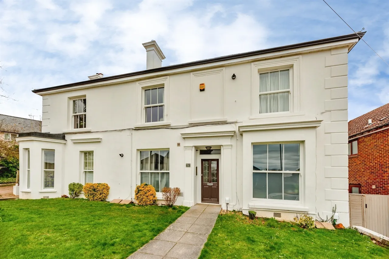 1 bed flat for sale — Woodlands Road, Redhill