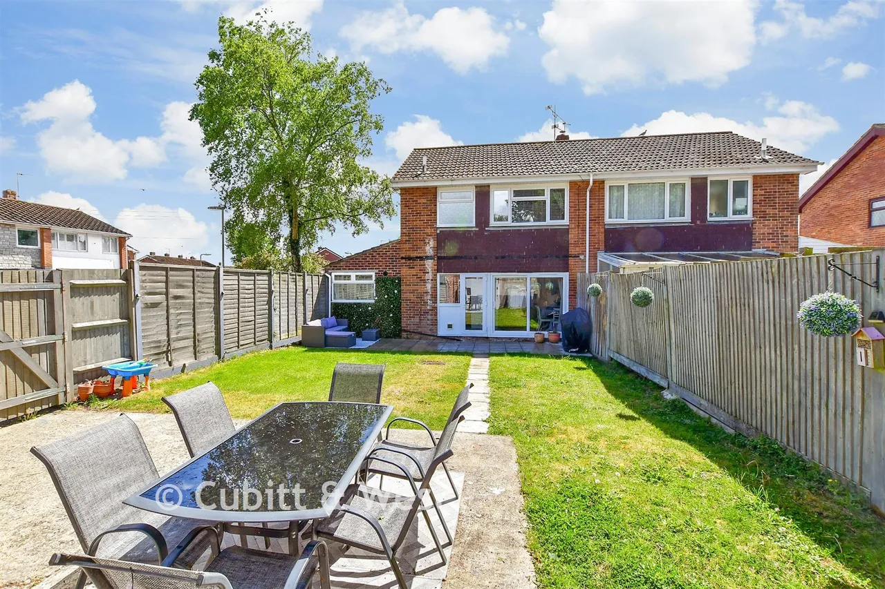 Albretia Avenue, Cowplain, PO8, photo 2