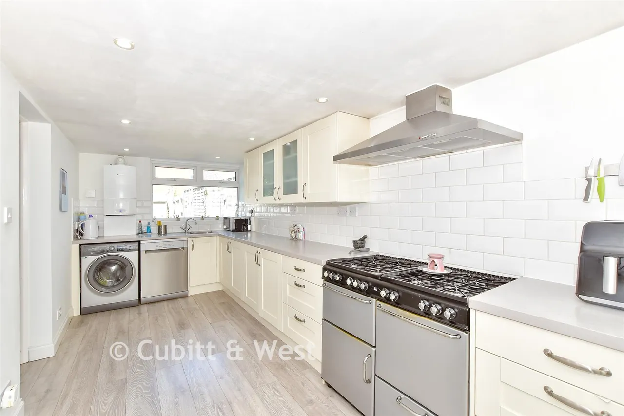 Albretia Avenue, Cowplain, PO8, photo 3
