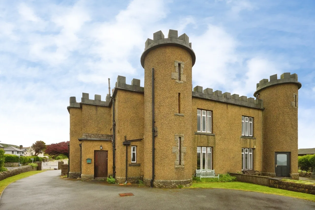 3 bed house for sale, Lon Y Castell, Nefyn, LL53