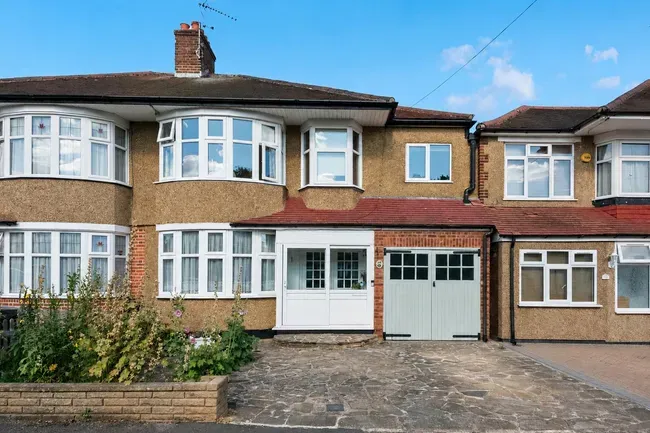 3 bed house for sale — Rosebury Vale, Ruislip
