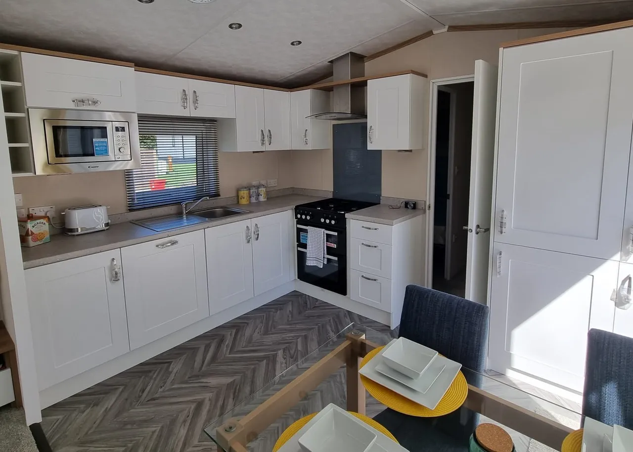 Emms Lane, Brooks Green, RH13, photo 4