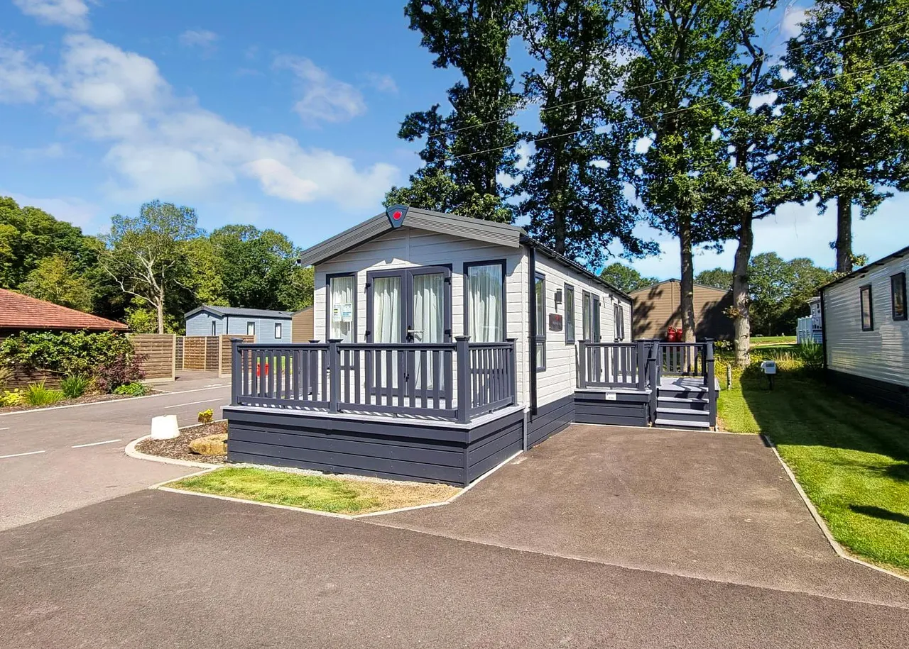 2 bed park home for sale, Emms Lane, Brooks Green, RH13