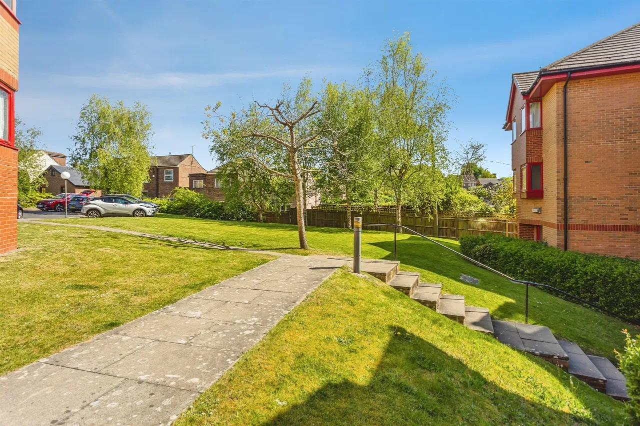 2 bed flat for sale — Whitelands, Franklynn Road, Haywards Heath
