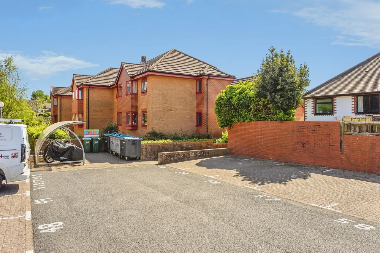 Whitelands, Franklynn Road, Haywards Heath, photo 10