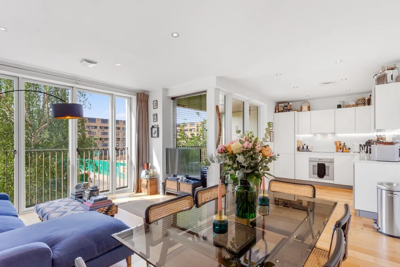 2 bed flat for sale, Murrain Road, London, N4