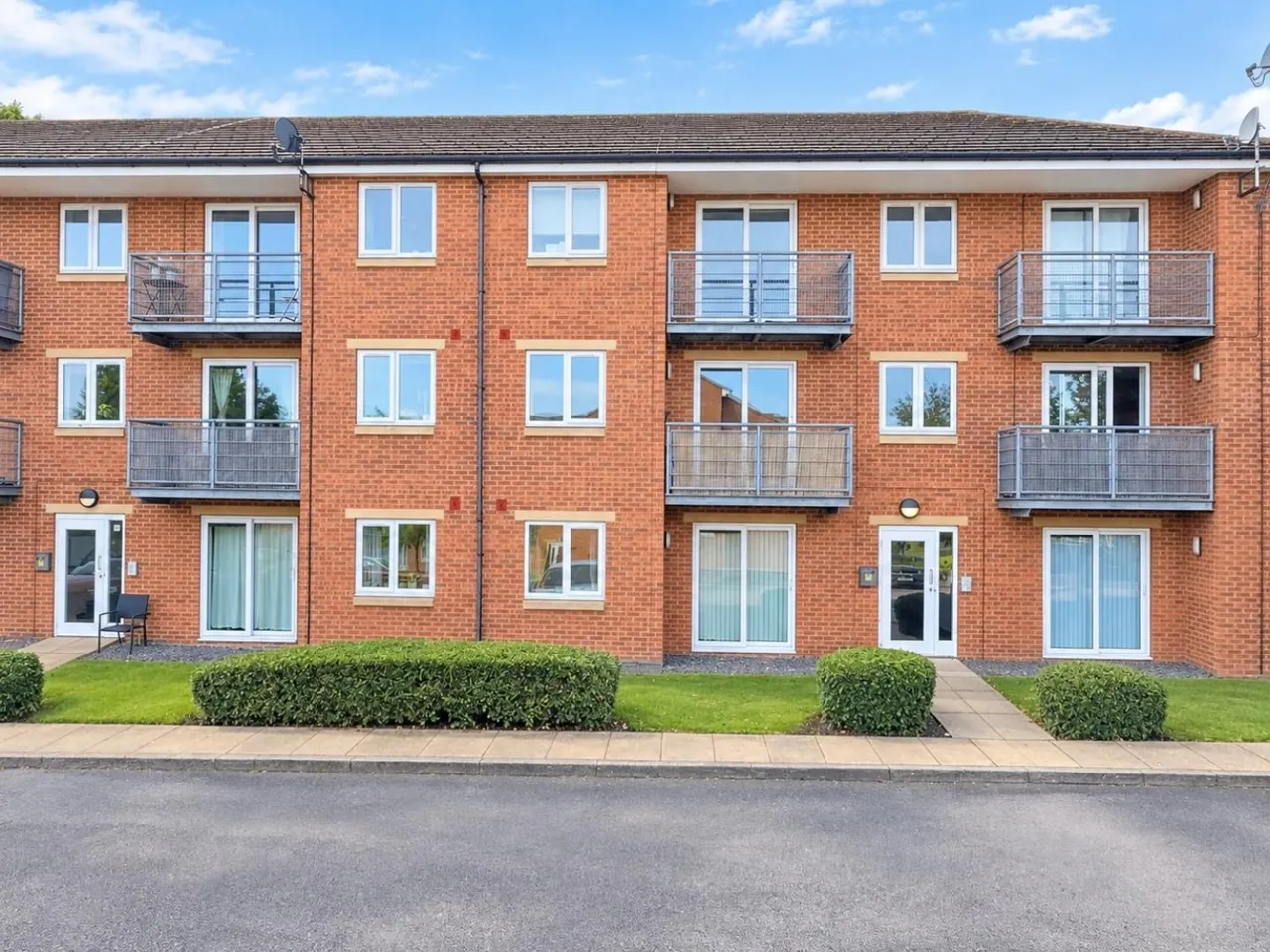 2 bed flat for sale — Woodeson Lea