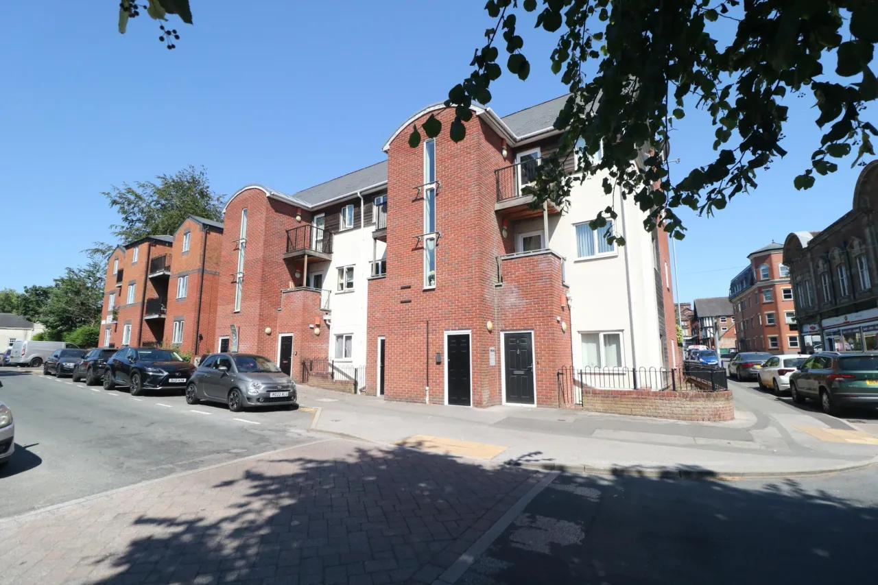 2 bed flat for sale, Salisbury Street, Leek, ST13