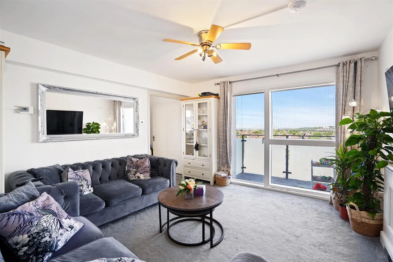 2 bed flat for sale — Granville Road, London