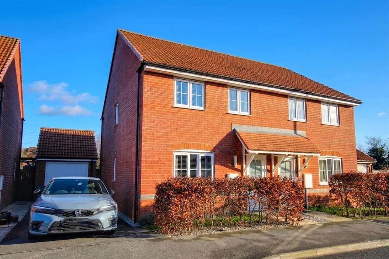 3 bed house for sale — Dunnock Drive, Beverley